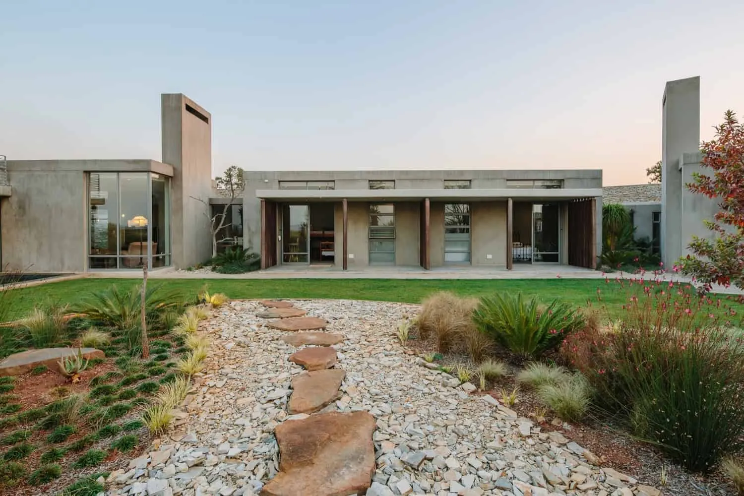 Maison avec mur porteur par Drew Architects à Johannesburg, Afrique du Sud