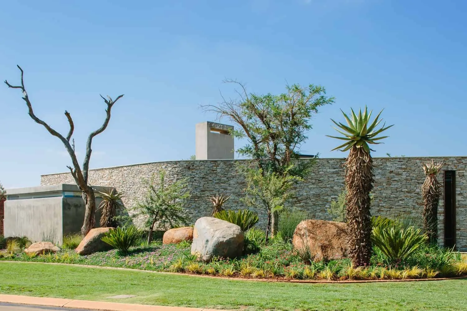 Maison avec mur porteur par Drew Architects à Johannesburg, Afrique du Sud