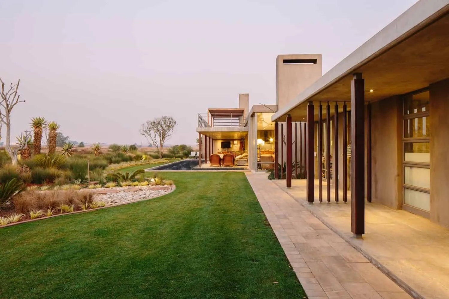 Maison avec mur porteur par Drew Architects à Johannesburg, Afrique du Sud