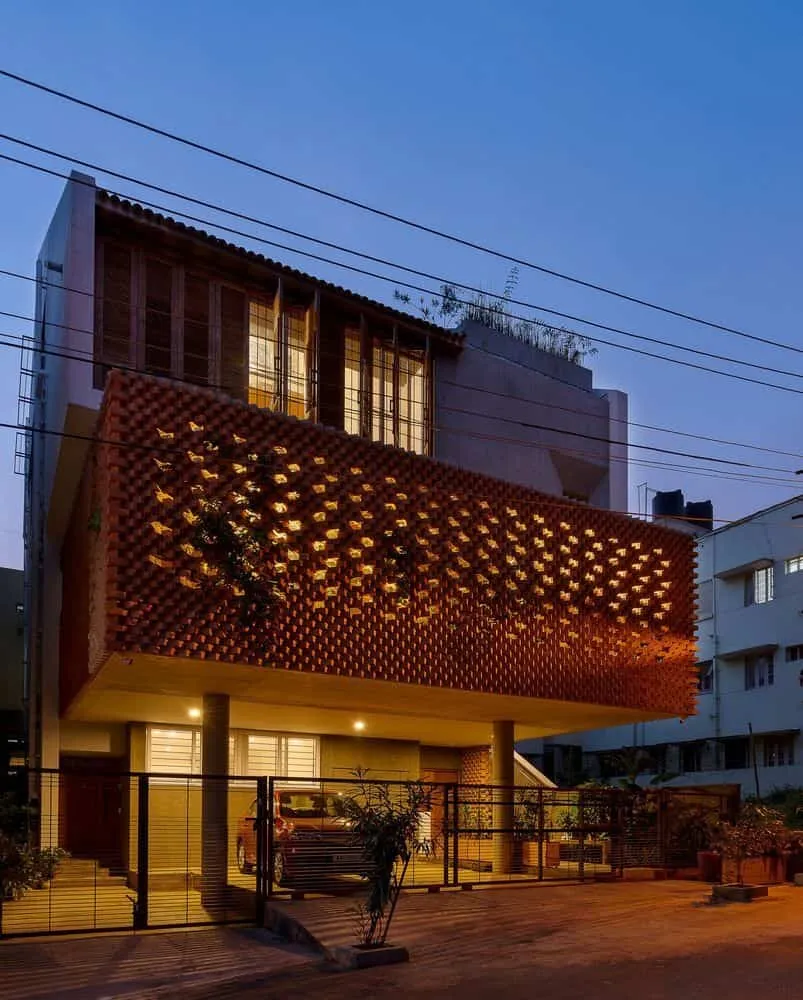 Greyscale Design Studio 设计的 Brickly Affair 石屋，位于印度班加罗尔