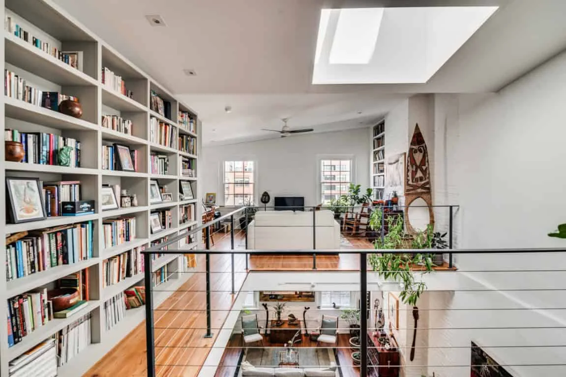 2. Vestíbulo ecléctico con biblioteca