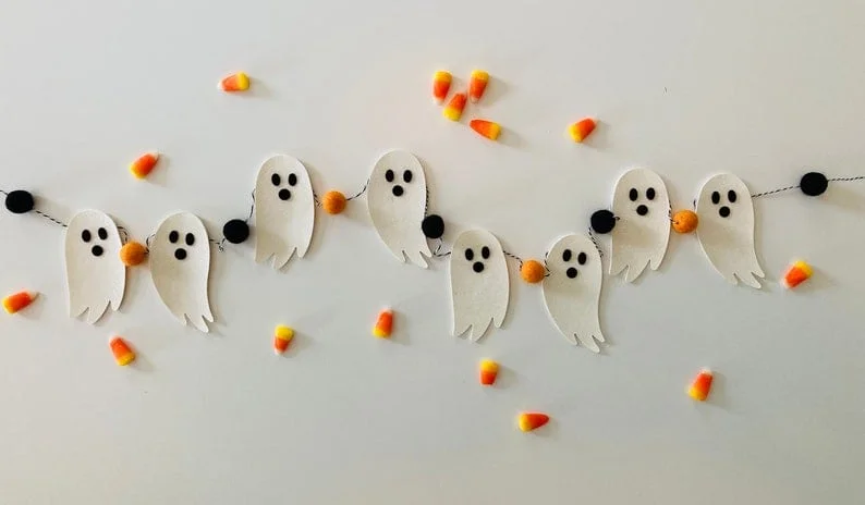 9. Фетрова гірлянда з привидами та хвостиками
