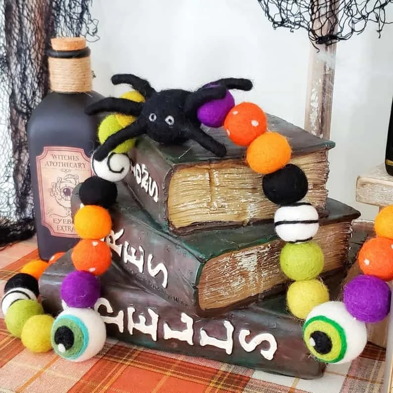 5. Жахливі істоти – гірлянда з фетру