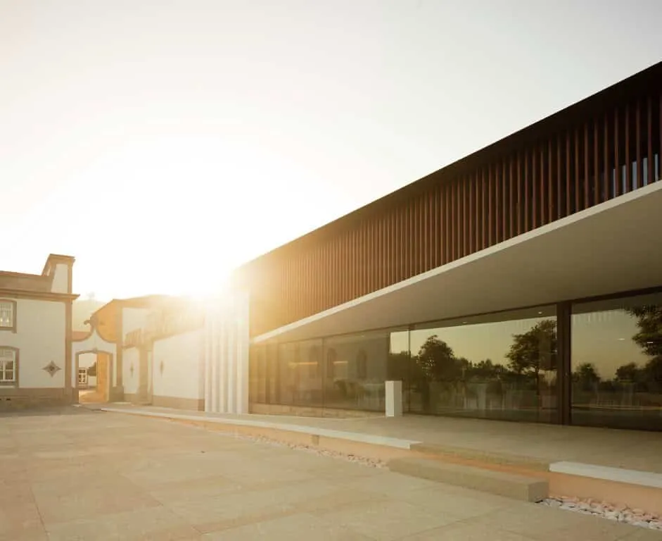 Древній палац Ігрея Велья, проект Visioarq Arquitectos у Вермоімі, Португалія Древній палац Ігрея Велья, проект Visioarq Arquitectos у Вермоімі, Португалія