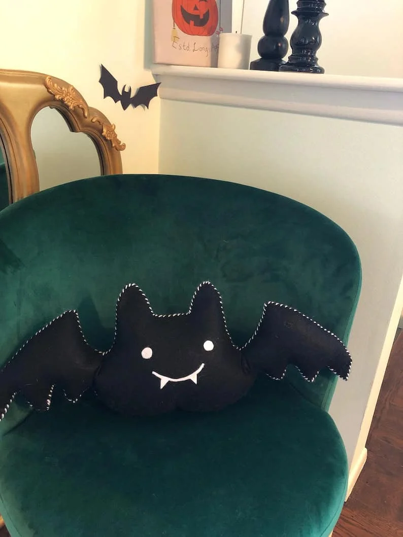 4. Подушка з літаючим вепрем Хеллоуїн