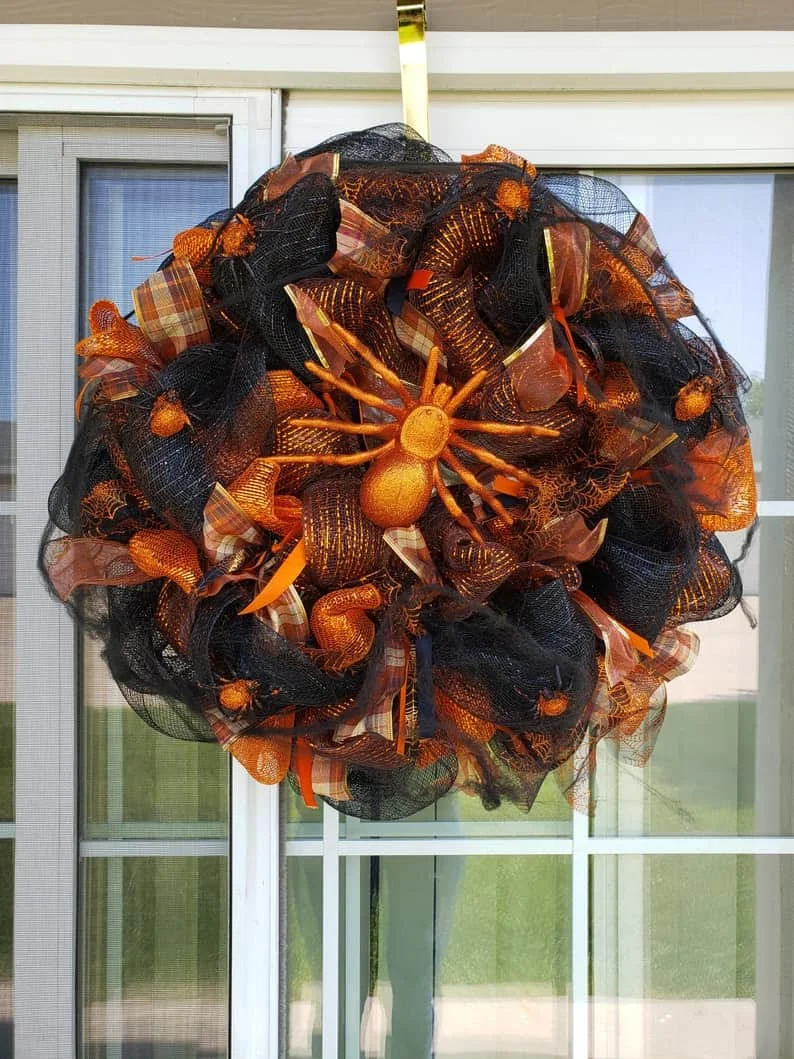 12. Помаранчевий венок із павуком