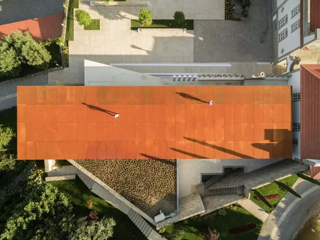 Древній палац Ігрея Велья, проект Visioarq Arquitectos у Вермоімі, Португалія Древній палац Ігрея Велья, проект Visioarq Arquitectos у Вермоімі, Португалія