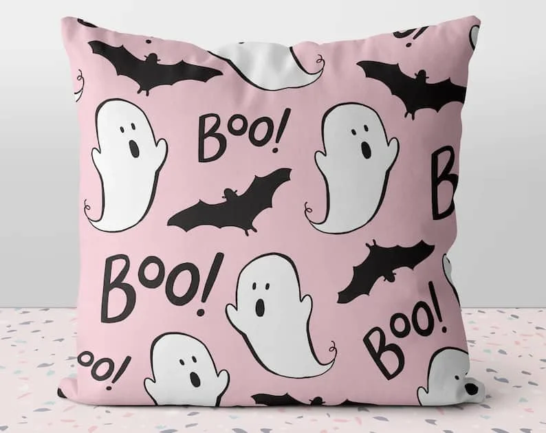 13. Приємна подушка Хеллоуїн у рожевому