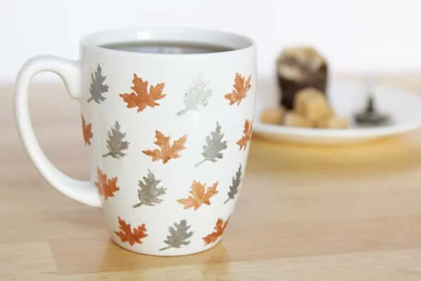 13. Taza con estampado de hoja