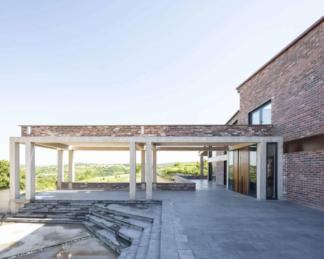 现代木制房屋，具有创新弯曲的建筑设计，配备现代设计元素和户外休闲区。