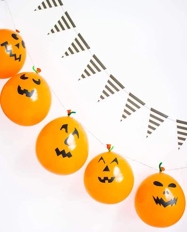10. Globos con Jack-O'-Lantern