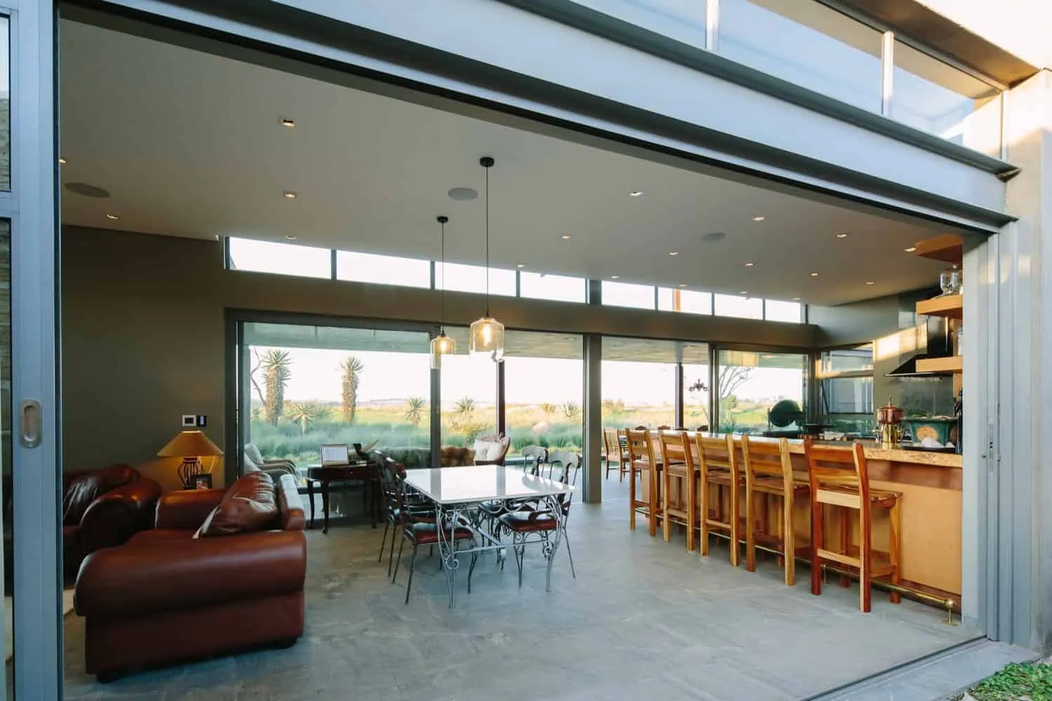 Maison avec mur porteur par Drew Architects à Johannesburg, Afrique du Sud