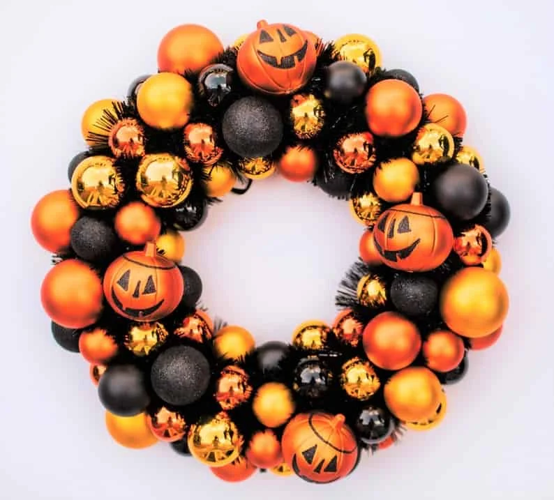 4. Великий декоративний венок для дверей з помаранчевих і чорних кульок із чорним блиском