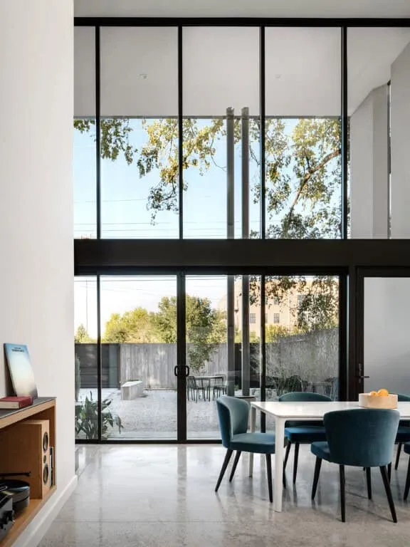 RAVEL Architecture设计的E2211住宅：奥斯汀市中心的紧凑优雅