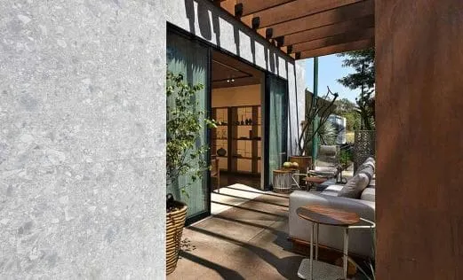 以优质材料打造的大地坚硬之居