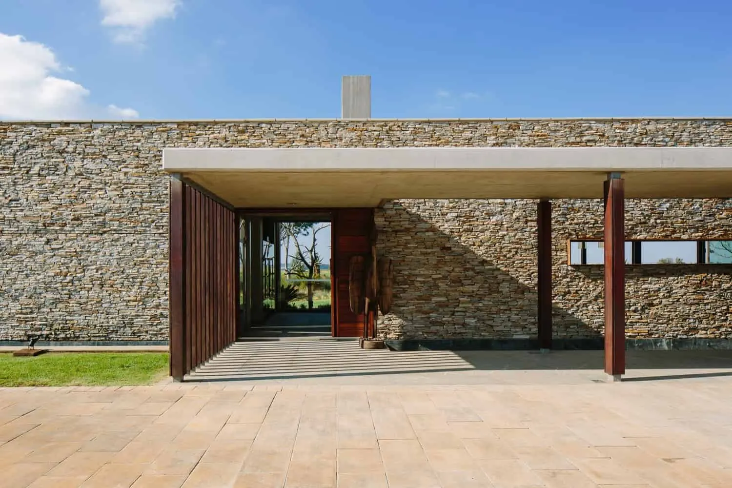 Maison avec mur porteur par Drew Architects à Johannesburg, Afrique du Sud