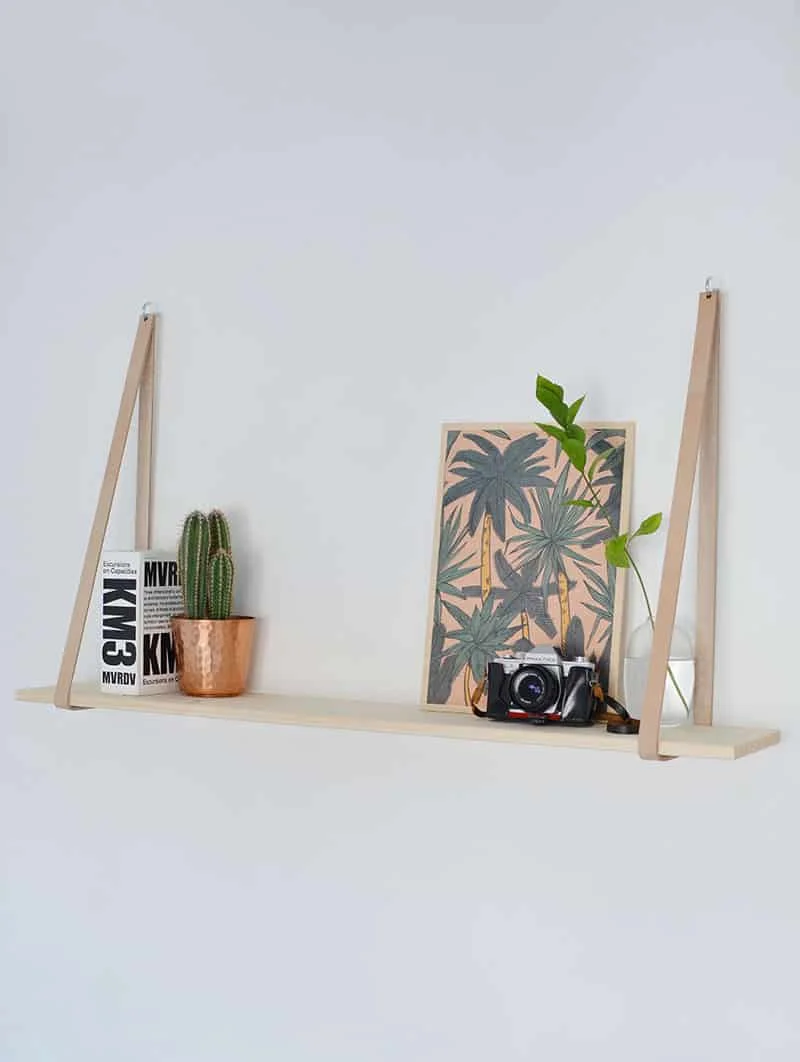 10. Estantería DIY simple hecha con cinta de cuero
