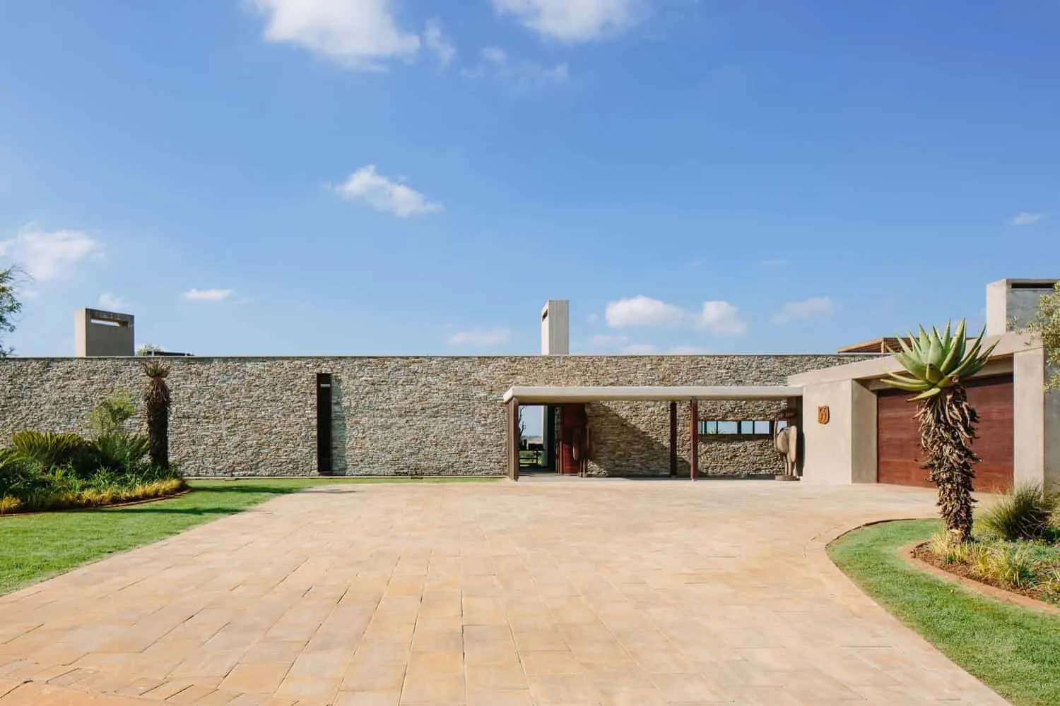 Maison avec mur porteur par Drew Architects à Johannesburg, Afrique du Sud