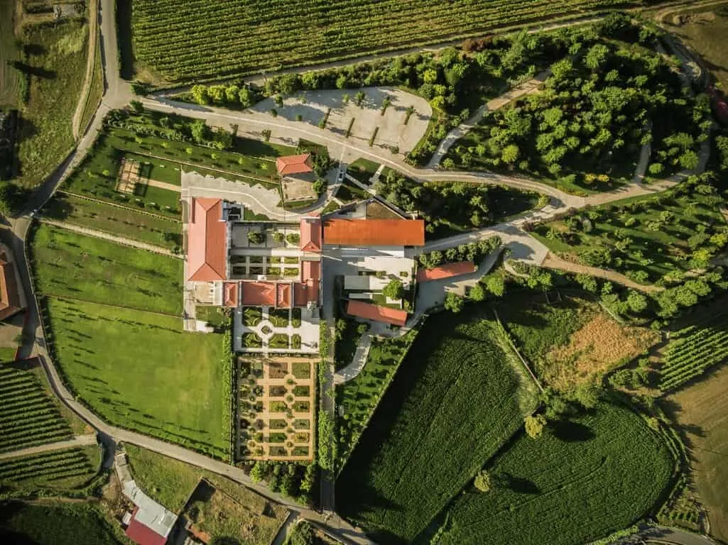 Древній палац Ігрея Велья, проект Visioarq Arquitectos у Вермоімі, Португалія Древній палац Ігрея Велья, проект Visioarq Arquitectos у Вермоімі, Португалія