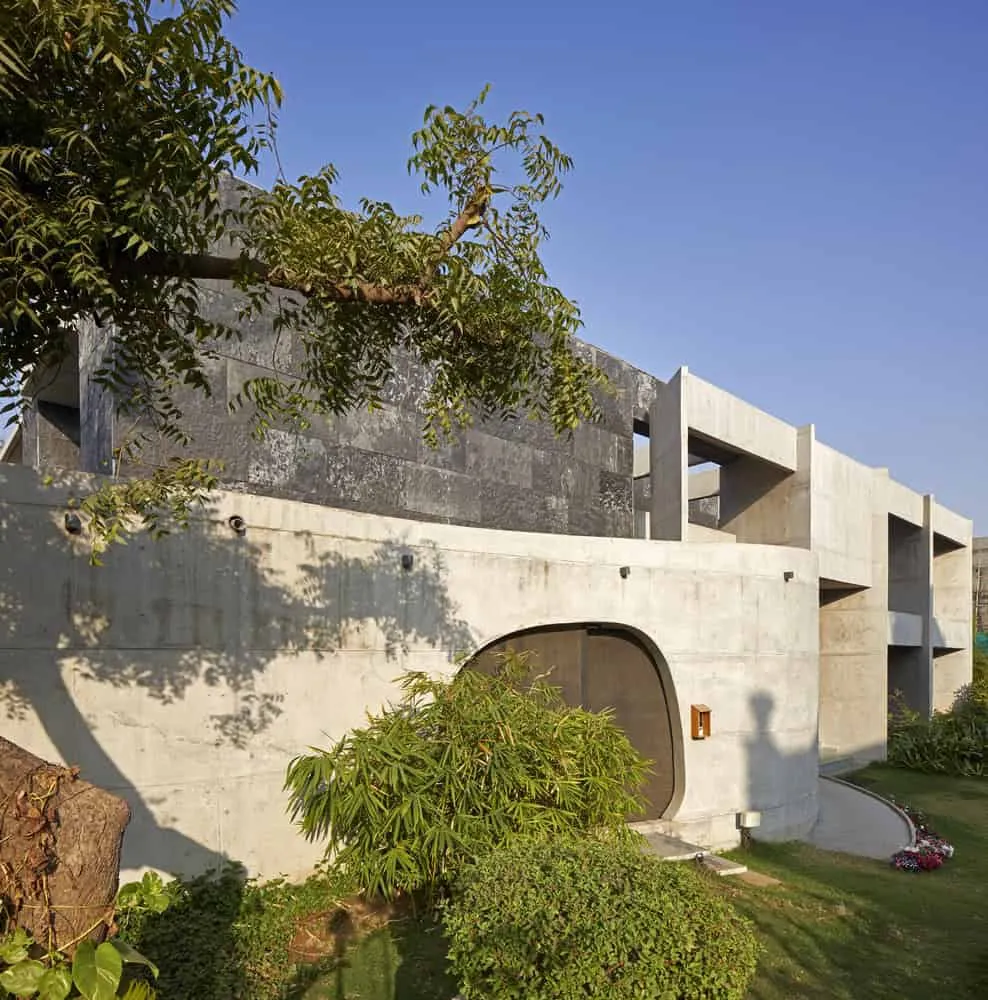 Stripped Möbius House by Matharoo Associates in Ahmedabad, India Stripped Möbius House by Matharoo Associates in Ahmedabad, India