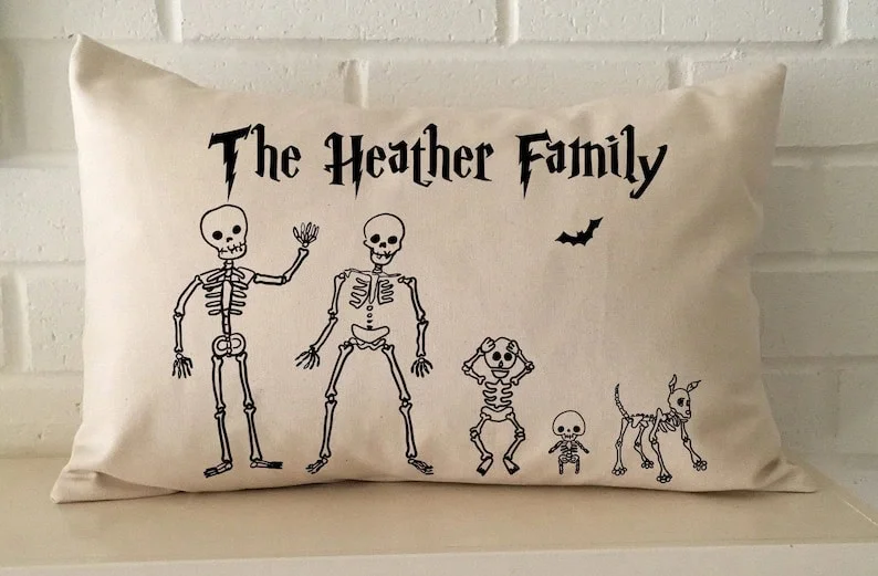 10. Персоналізована сім'я Хеллоуїн-скелет подушка