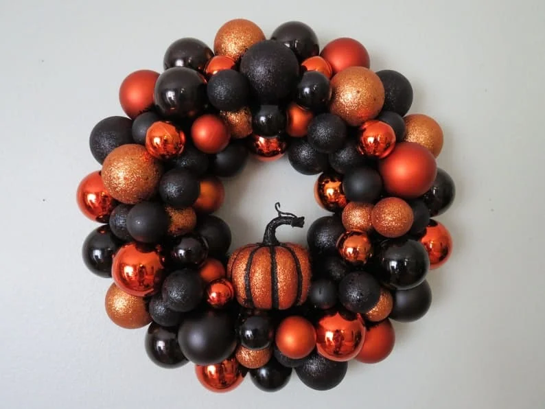 14. Традиційний чорно-помаранчевий венок із прикрасами