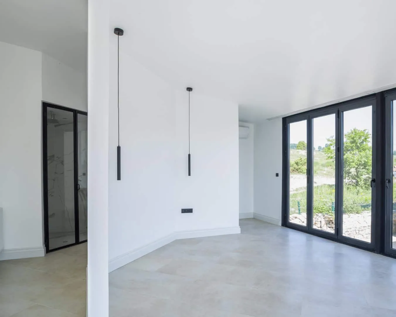 现代木制房屋，具有创新弯曲的建筑设计，配备现代设计元素和户外休闲区。