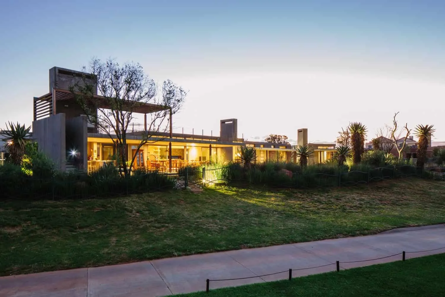 Maison avec mur porteur par Drew Architects à Johannesburg, Afrique du Sud