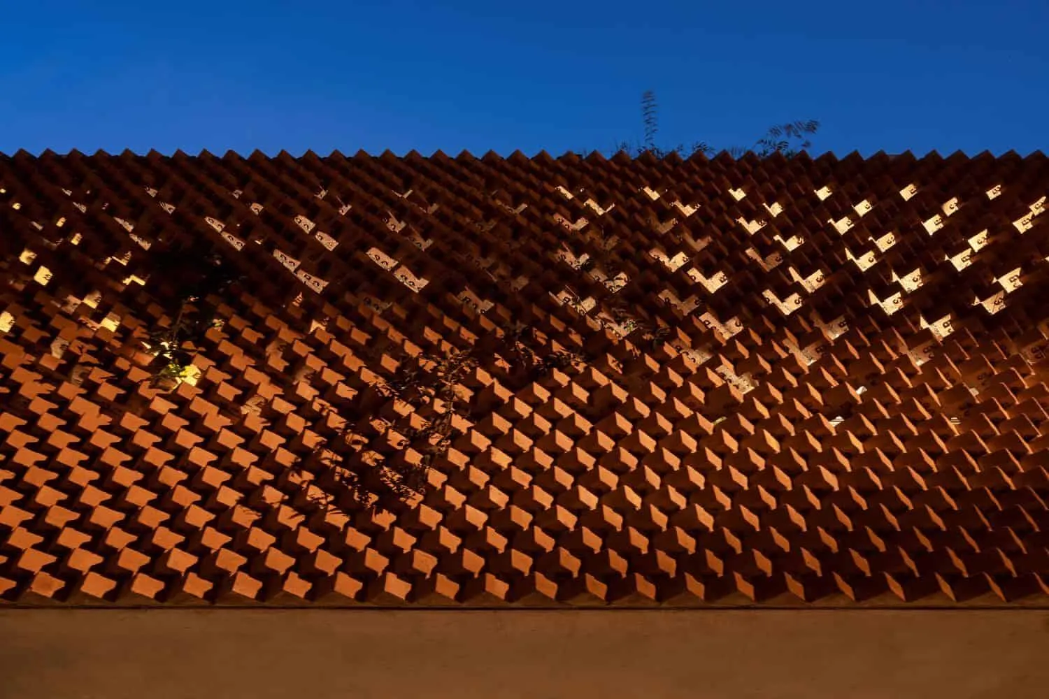 Greyscale Design Studio 设计的 Brickly Affair 石屋，位于印度班加罗尔