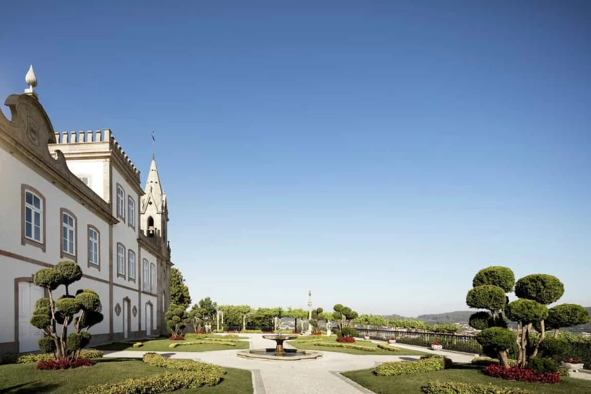 Древній палац Ігрея Велья, проект Visioarq Arquitectos у Вермоімі, Португалія Древній палац Ігрея Велья, проект Visioarq Arquitectos у Вермоімі, Португалія