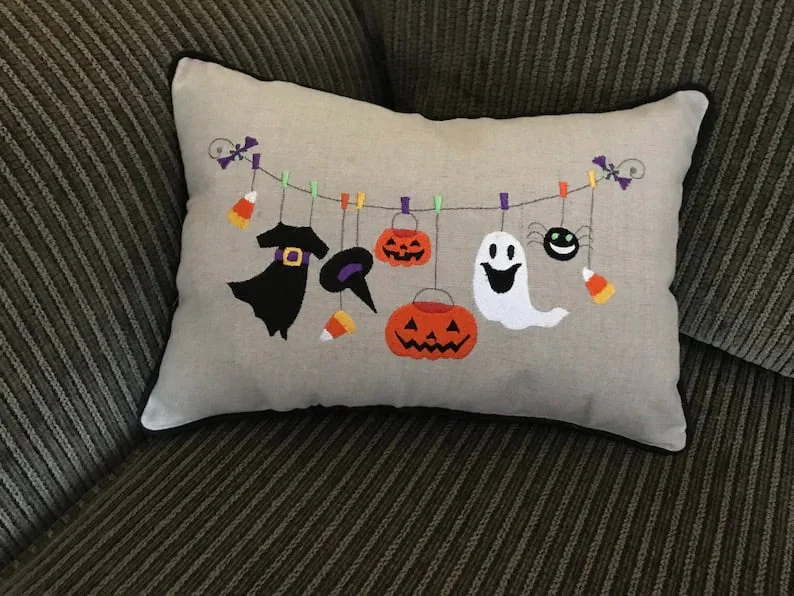 8. Подушка з Хеллоуїном вишивкою