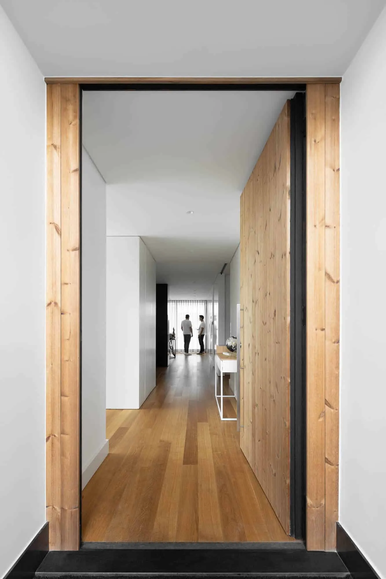 House TD in Sintra by ESQUISSOS – Monolithic White House