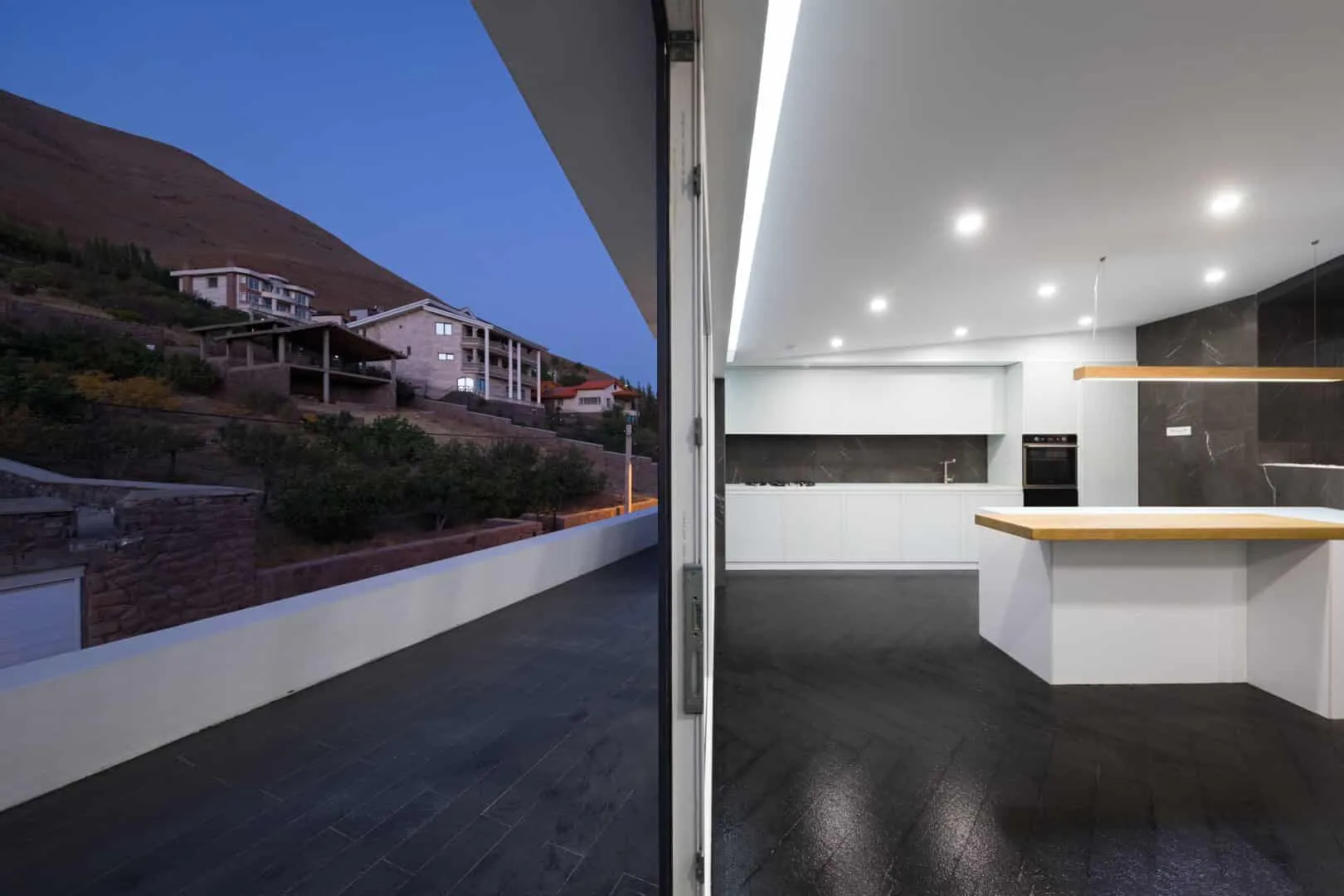 UC21 Architects设计的悬臂式住宅,位于伊朗莫什拉 UC21 Architects设计的悬臂式住宅,位于伊朗莫什拉