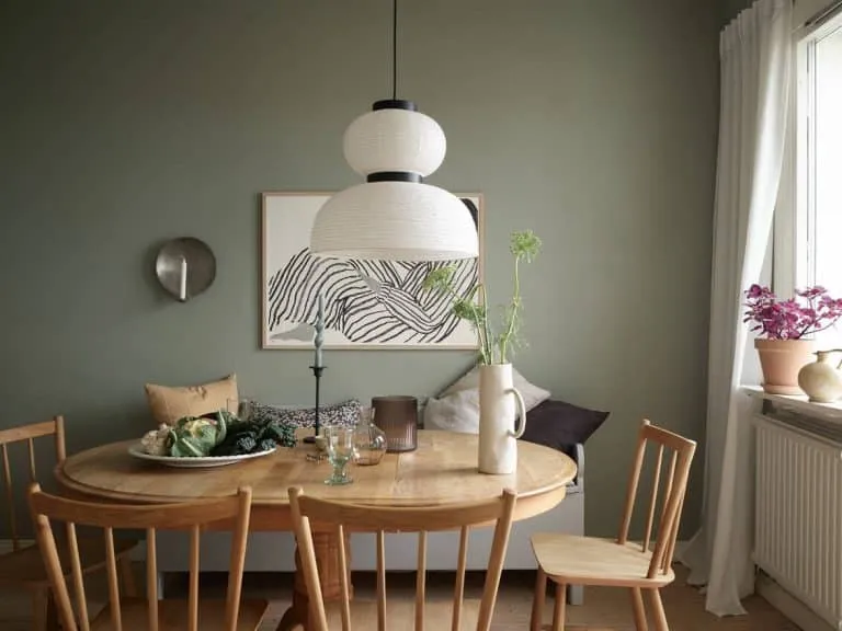 绿色墙面与白色木质材料的对比设计如何？