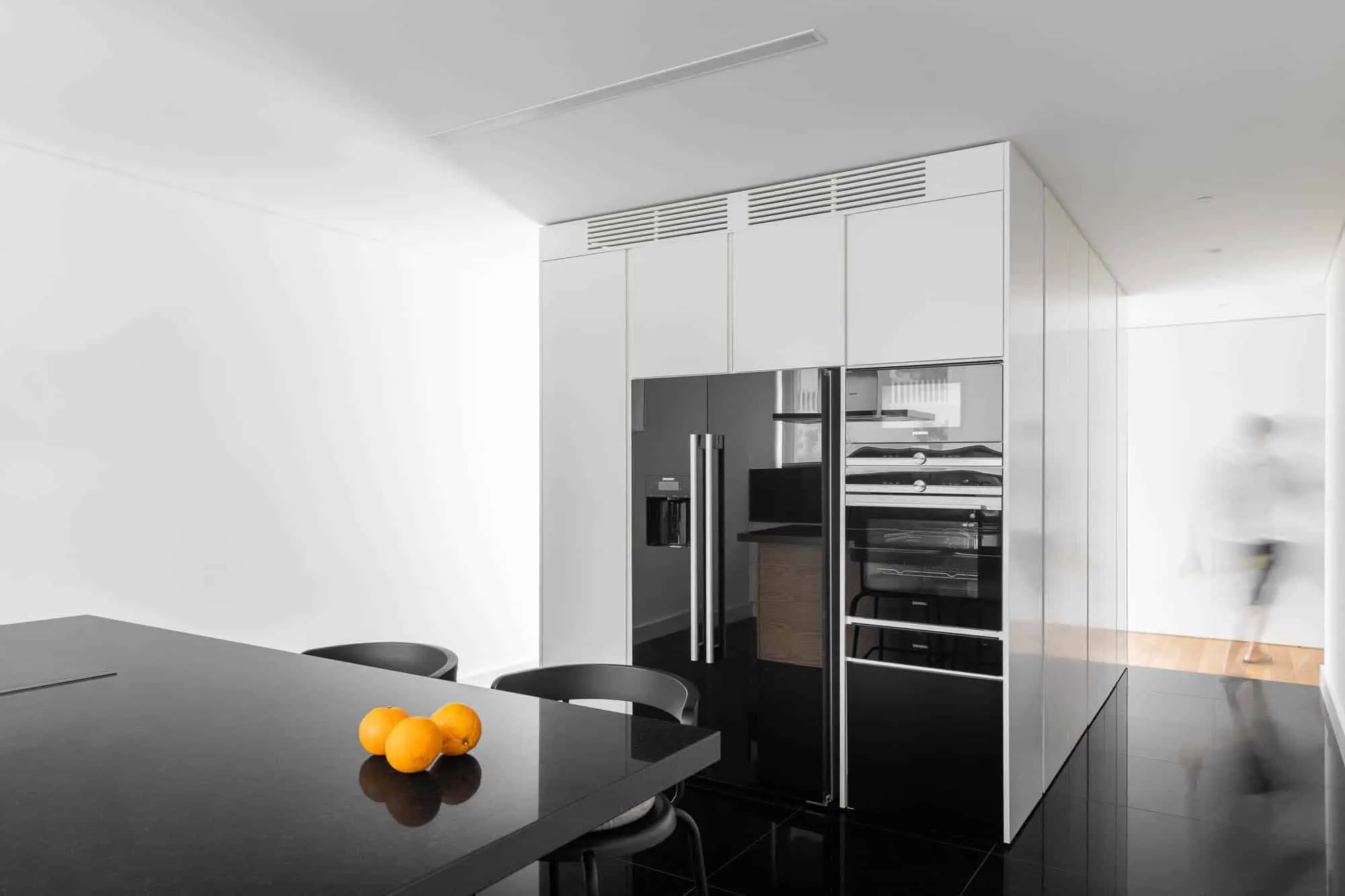 House TD in Sintra by ESQUISSOS – Monolithic White House