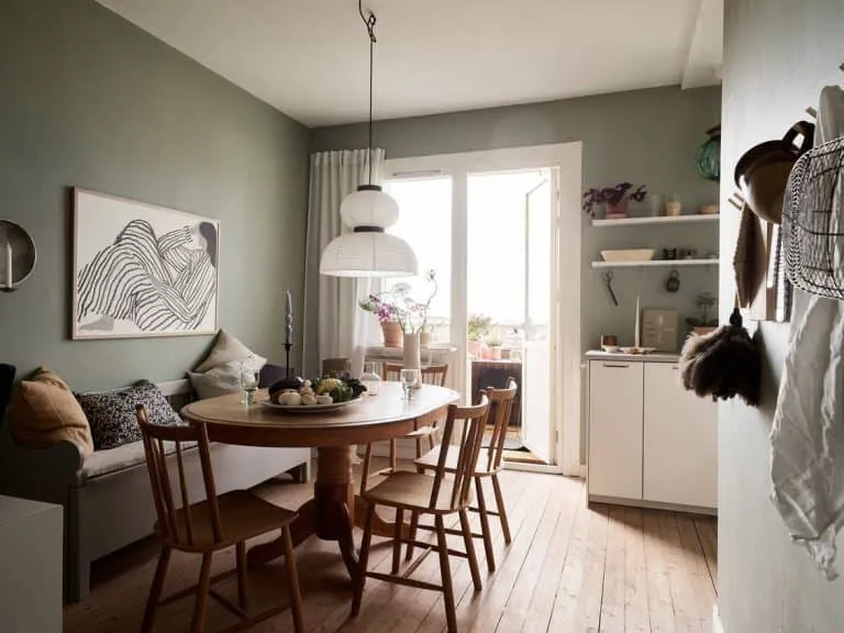 绿色墙面与白色木质材料的对比设计如何？