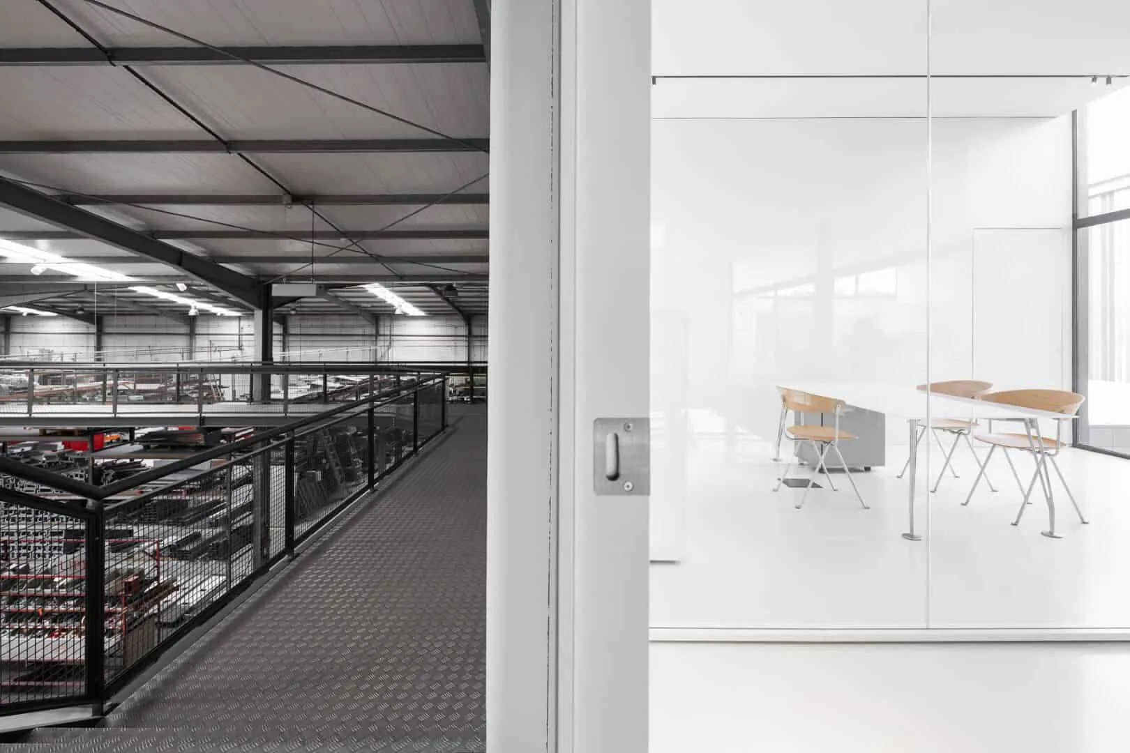 Industrielle Halle in Agueda, Portugal zu weißem Lichtkörper umgewandelt Industrielle Halle in Agueda, Portugal zu weißem Lichtkörper umgewandelt