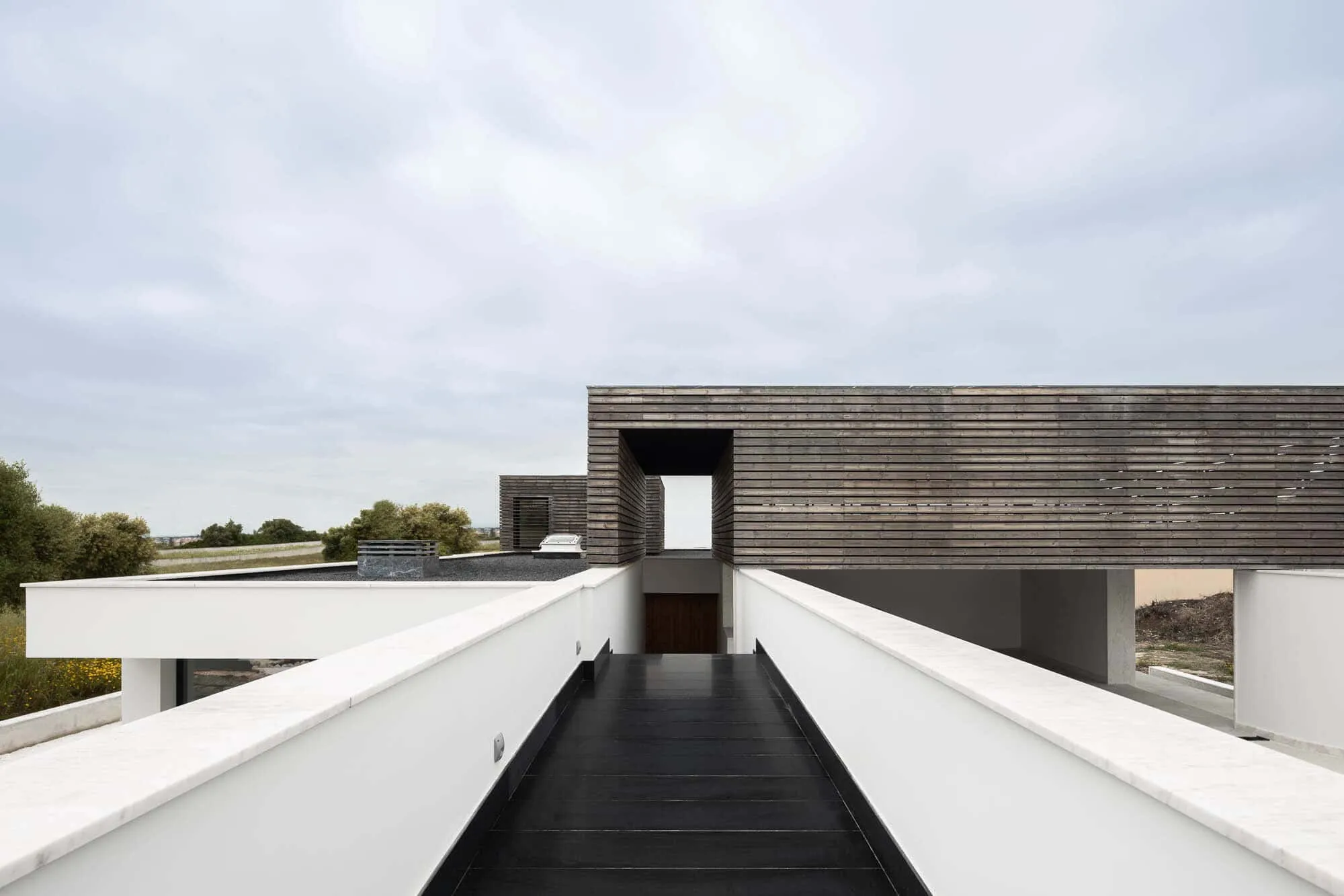 House TD in Sintra by ESQUISSOS – Monolithic White House