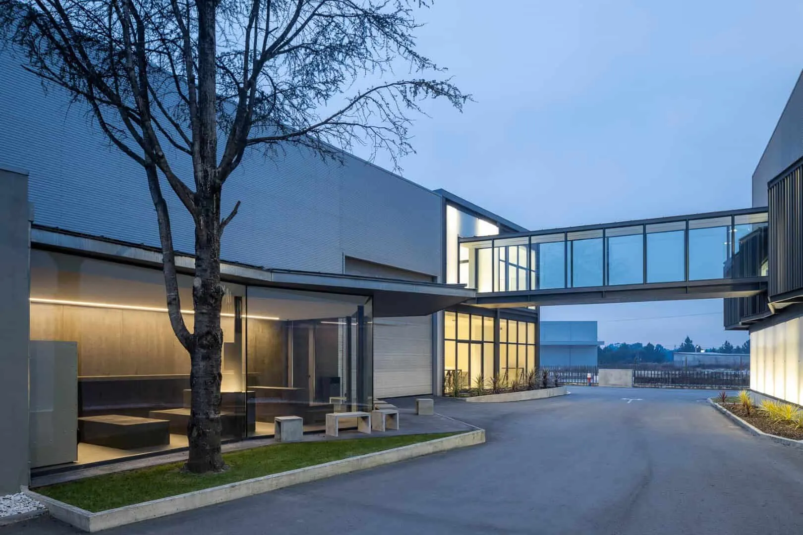 Industrielle Halle in Agueda, Portugal zu weißem Lichtkörper umgewandelt Industrielle Halle in Agueda, Portugal zu weißem Lichtkörper umgewandelt