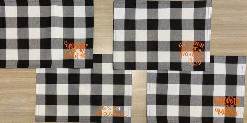 10. Lustige Plakate für den Halloween-Tisch