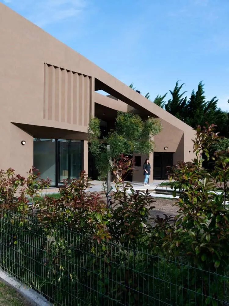 Single-Sided House by Ambroggio Arquitectos in Rio Cuarto, Argentina