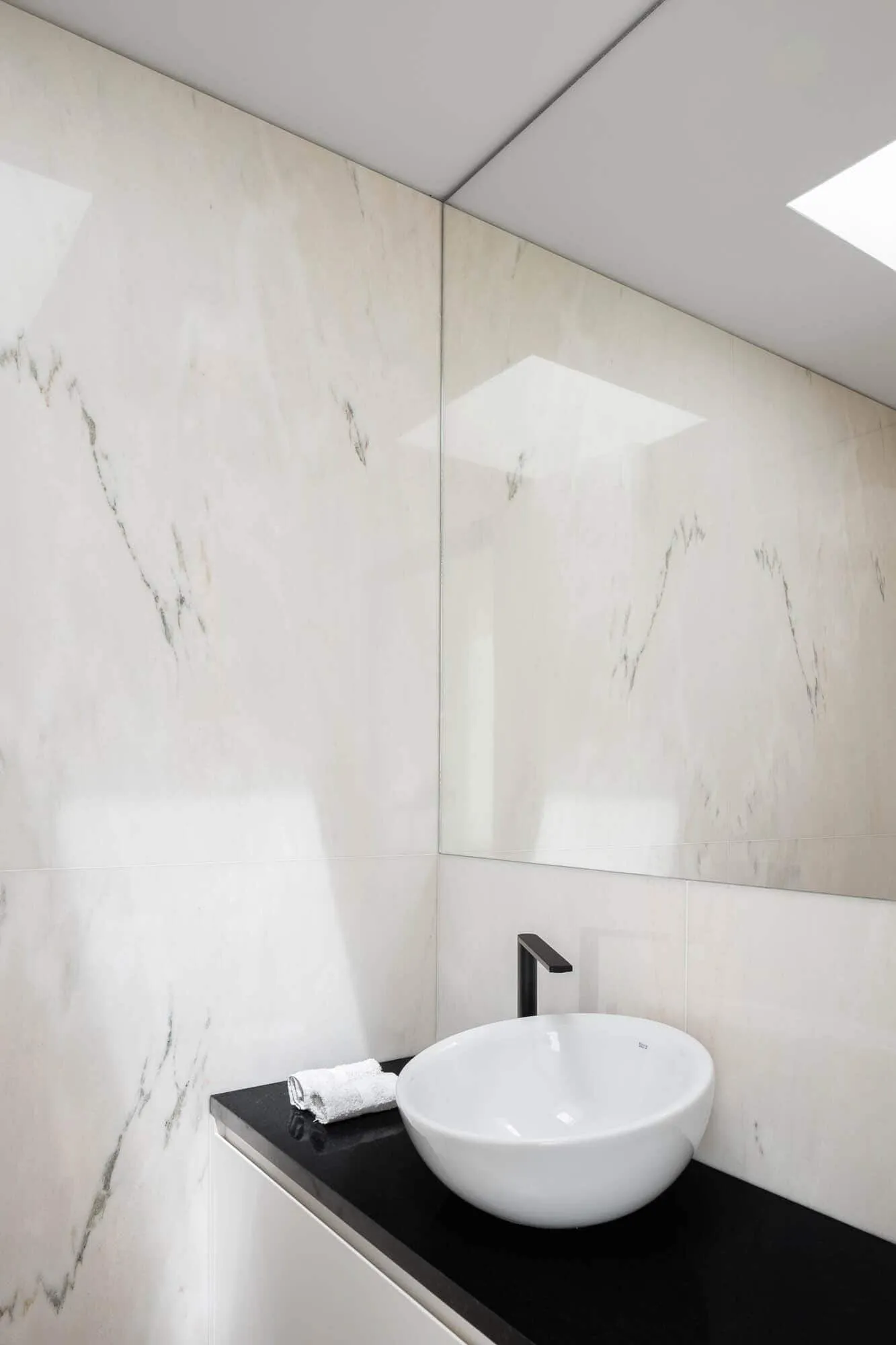 House TD in Sintra by ESQUISSOS – Monolithic White House