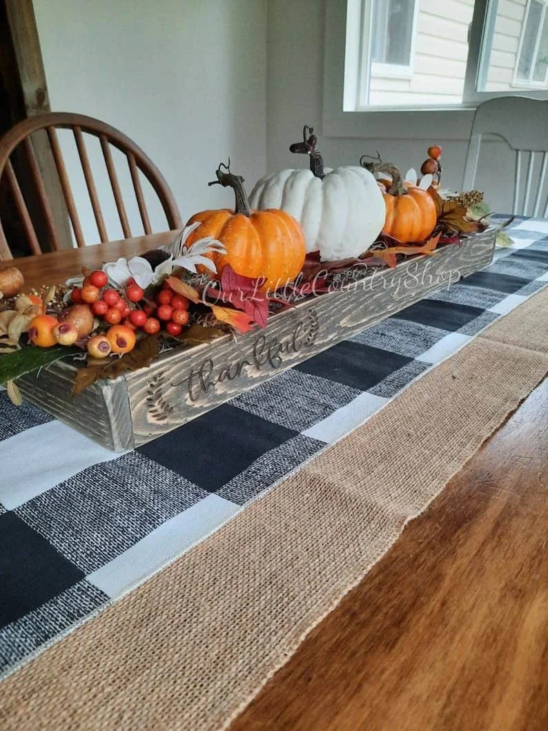 10. Centro de mesa otoñal con arreglo de calabazas