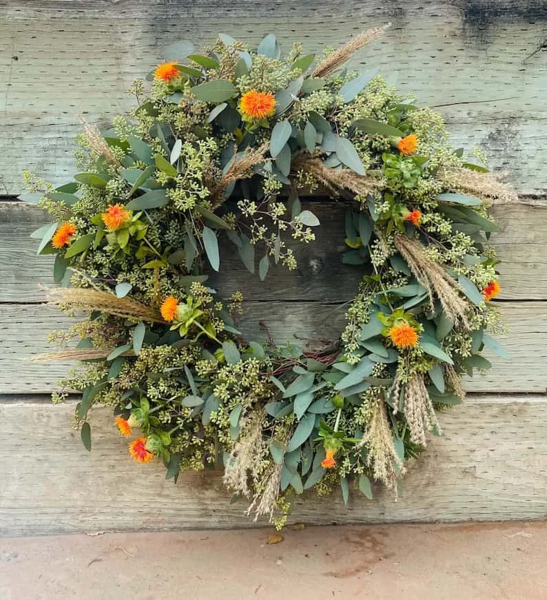 9. 新鲜尤加利叶、向日葵和银色羽毛花瓶