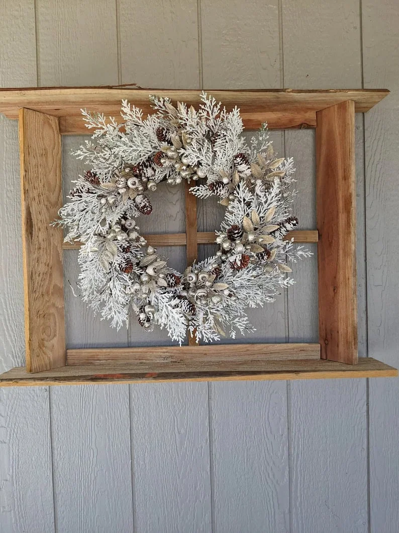 3. Pino nevado con piñas y bayas blancas y doradas