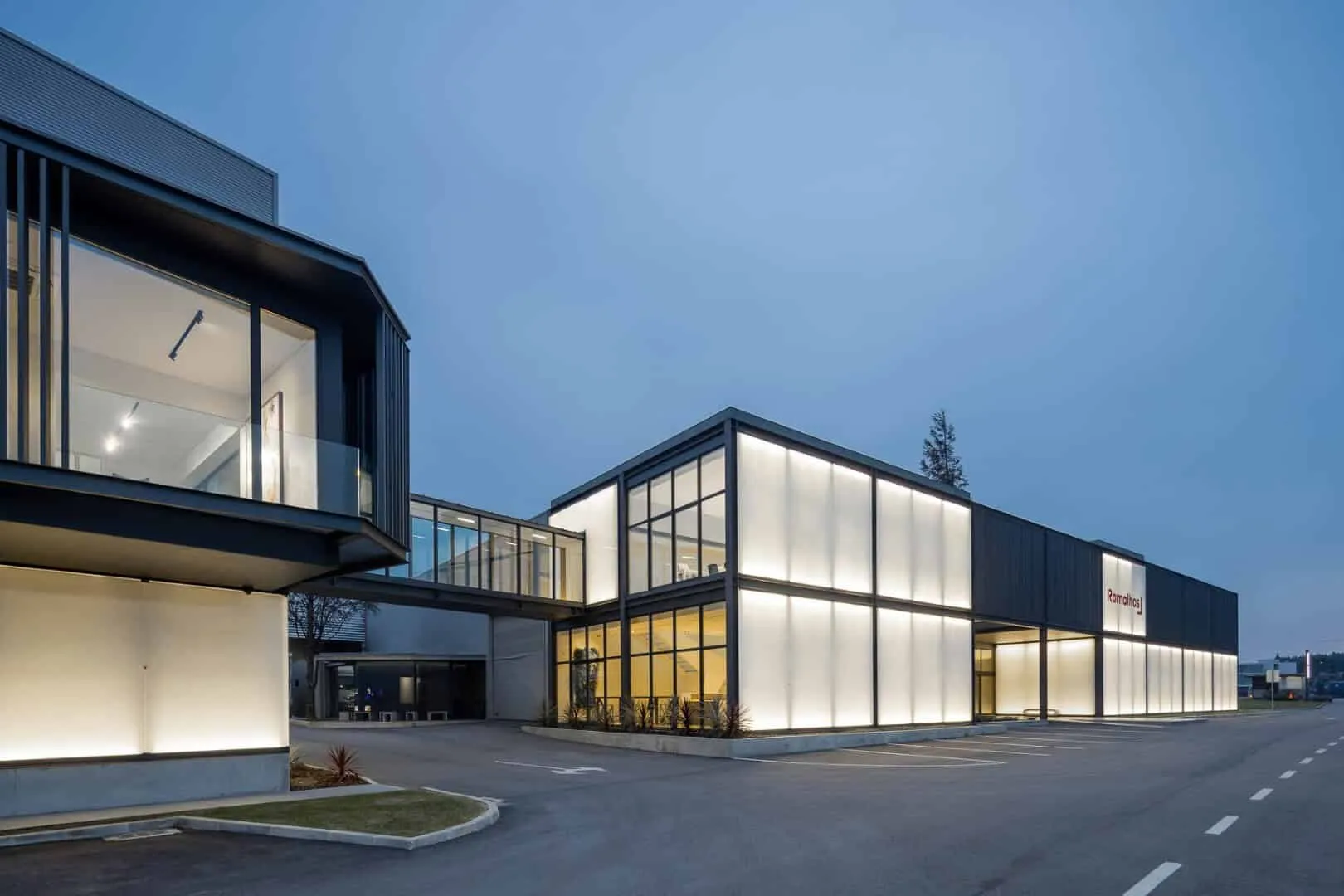 Industrielle Halle in Agueda, Portugal zu weißem Lichtkörper umgewandelt Industrielle Halle in Agueda, Portugal zu weißem Lichtkörper umgewandelt