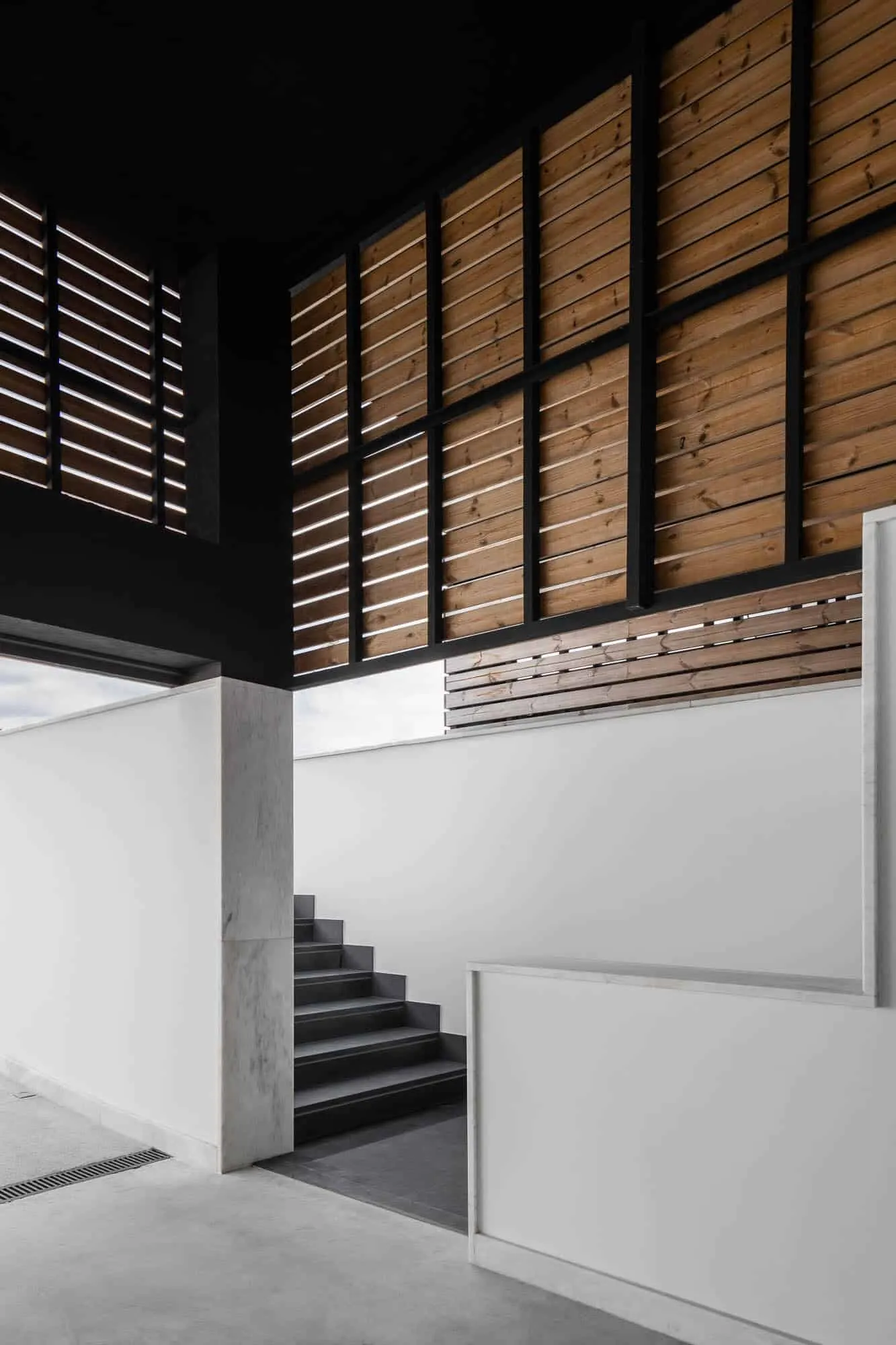 House TD in Sintra by ESQUISSOS – Monolithic White House