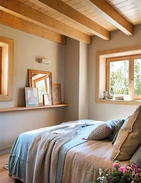 Very Stylish Ideas for Decorating the Wall in Front of the Bed