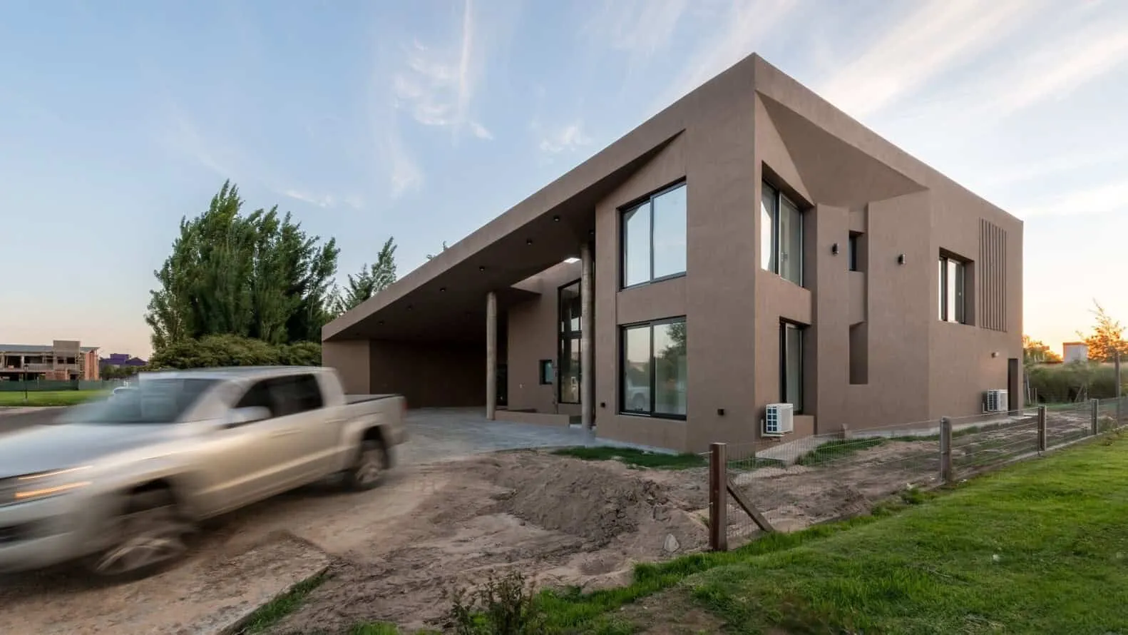 Single-Sided House by Ambroggio Arquitectos in Rio Cuarto, Argentina