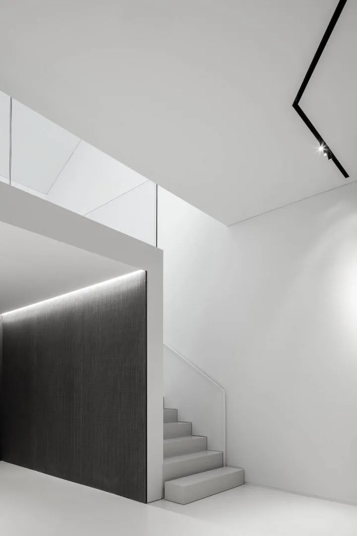 Industrielle Halle in Agueda, Portugal zu weißem Lichtkörper umgewandelt Industrielle Halle in Agueda, Portugal zu weißem Lichtkörper umgewandelt